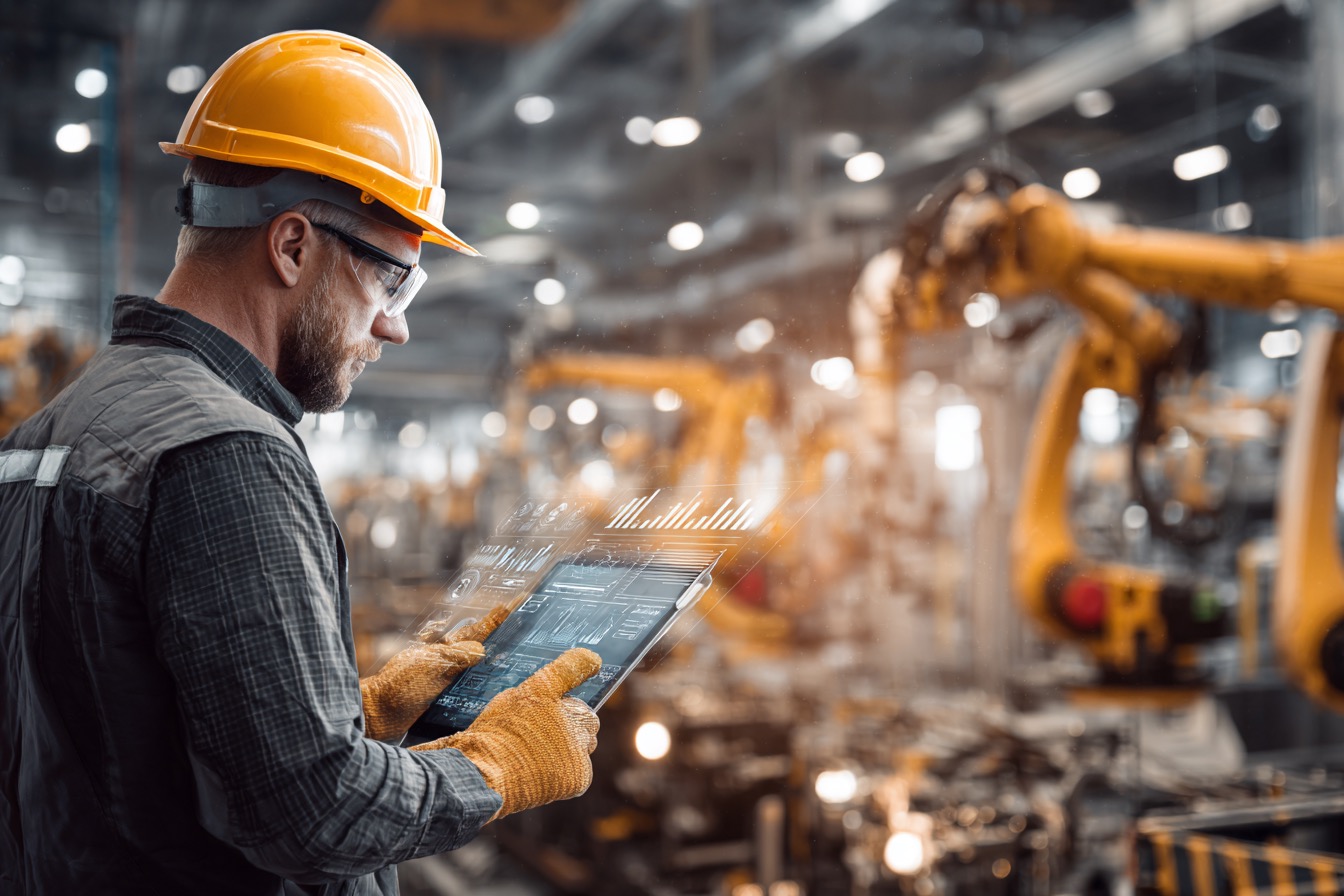 Operatore che controlla avanzamenti e dashboard di produzione su tablet