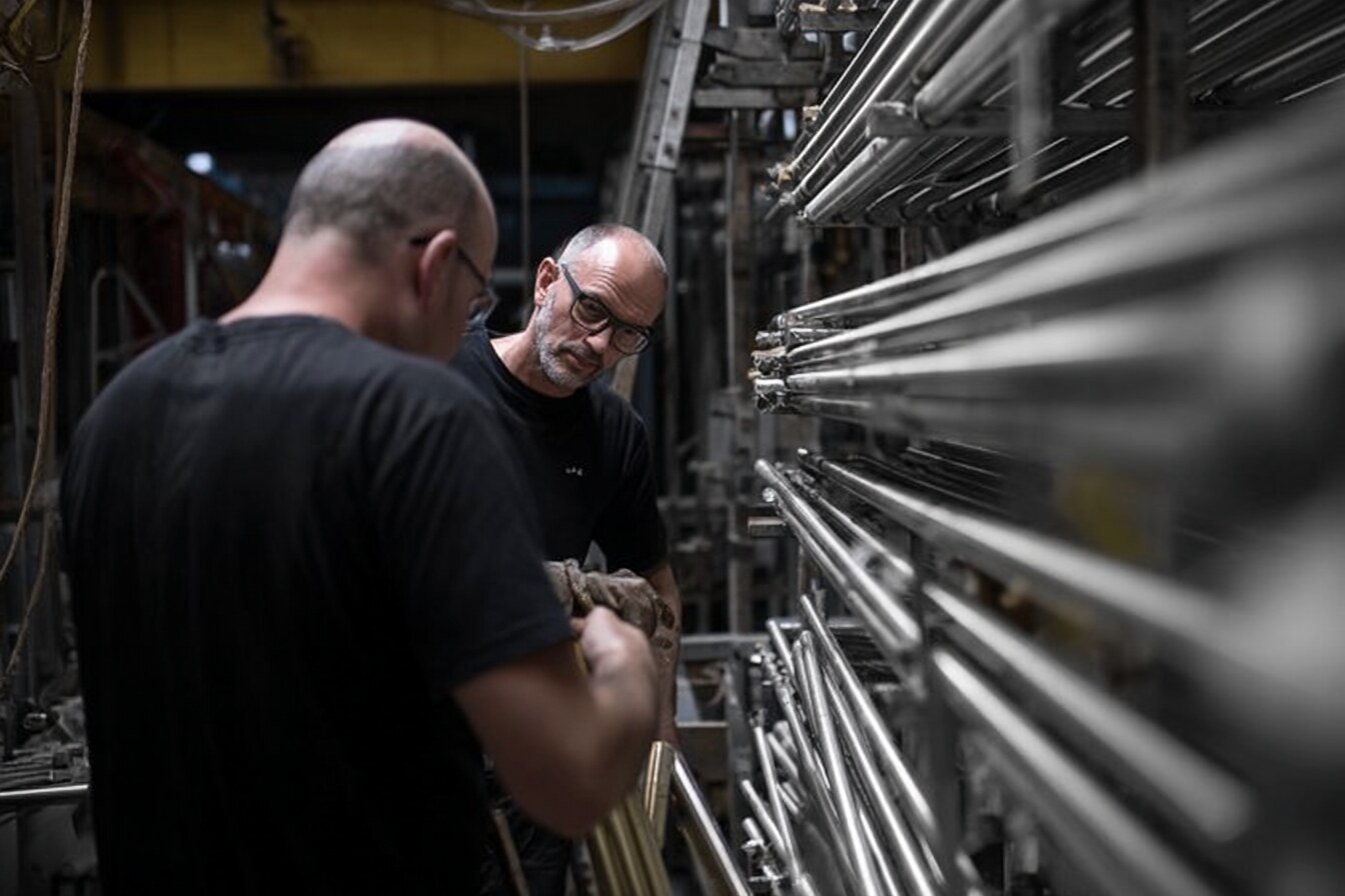 Tecnici al lavoro sulla manutenzione di un impianto industriale